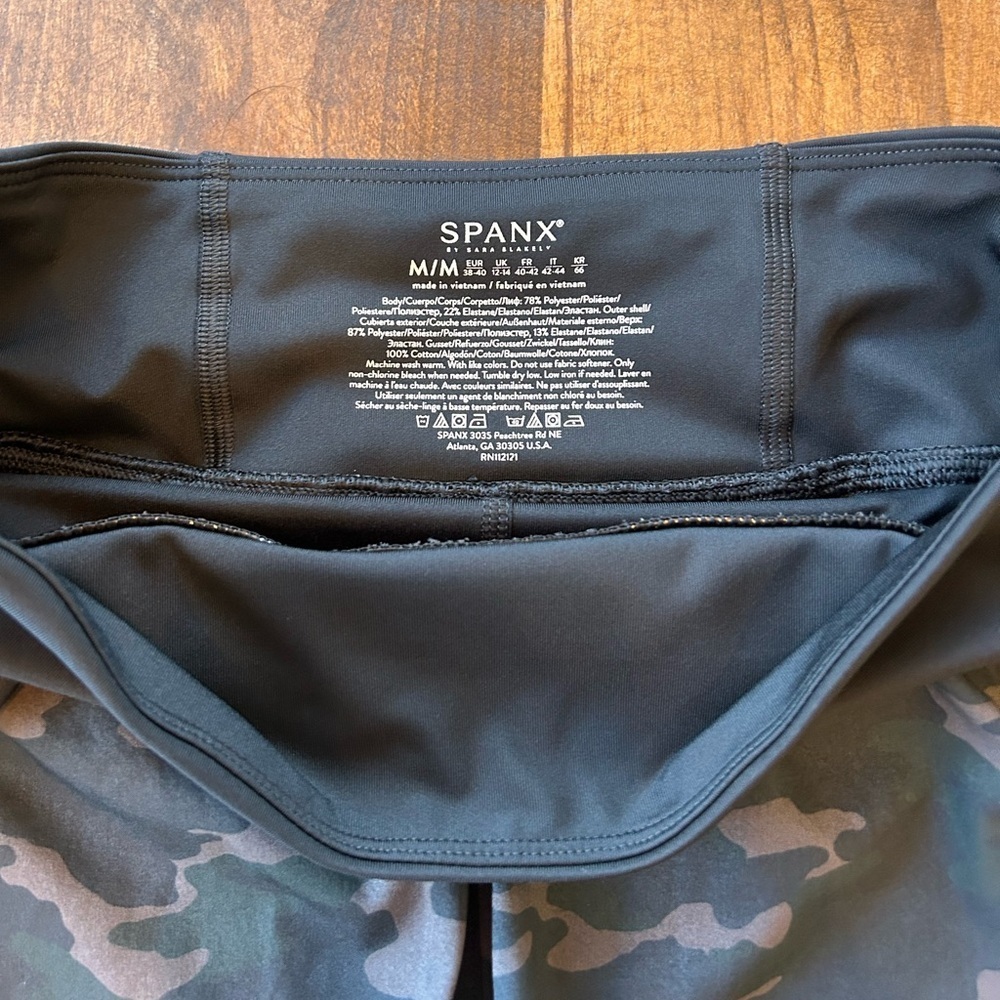 SPANX Get Moving Shorts Black Camo Size M High-Rise Thick Waistband - Picture 3 of 4
